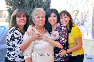 15032011 lució Marisol Contreras Vargas junto a su mamá Sra. Olivia Vargas de Contreras y sus hermanas Griselda Contreras y Laura Olivia Contreras quienes fungieron como organizadoras del festejo.