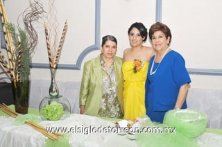 16032011  contenta lució Cristina Escobar junto a su mamá señora Conchita de Escobar y su futura suegra señora María Luisa de Velázquez, en su festejo prenupcial.