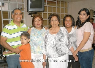24032011  González en compañía de sus hijos y nieto, al festejar su cumpleaños.