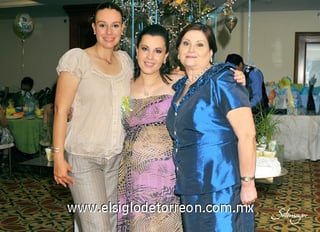 27032011  a Tania Leyva estuvieron sus organizadoras Margarita y Cristi Aceves.