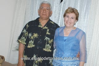24042011  Esquivel y María Teresa Martínez de Esquivel festejaron cuarenta años de matrimonio. 