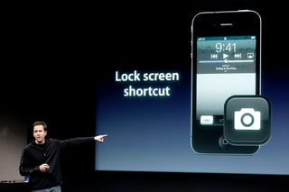 El nuevo iPhone 4S tiene una cámara con un sensor de mayor resolución que el modelo previo.