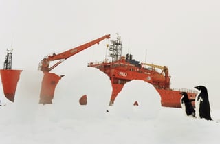 Una pequeña escultura de hielo fue realizada para conmemorar el centenario de la primera exploración australiana al Continente Blanco.