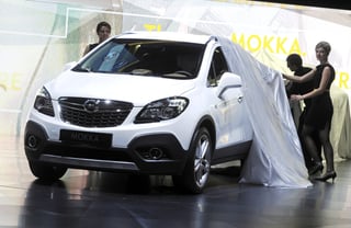 Azafatas muestron el nuevo Opel Mokka. 