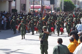 Patriotismo. En una verdadera fiesta de patriotismo, más de 20 mil sampetrinos salieron a las calles para presenciar el desfile Militar, en el marco de la celebración de la Toma de San Pedro.