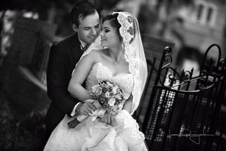 20092015 Laura Ivett y Ricardo Rodrigo en una foto de estudio el dÃ­a de su boda.- Laura Grageda Estudio