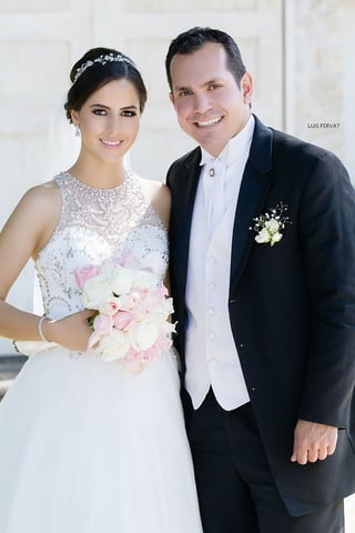 27092015 Contrajeron nupcias Debbie Jackeline Díaz Fraire y Carlos Cárdenas Orduña el 19 de septiembre de 2015, a las 5:00 p.m., en la Parroquia de Todos Los Santos. Sus padres son los señores: Juan Abraham Díaz Villarreal y Alma Rosa Fraire de Díaz; Armando Cárdenas Garza (f) y Juana Gabriela Orduña de Cárdenas.- Luis Fervat Fotografía