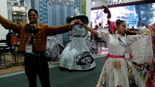 Aguascalientes con su catrina y bailables mexicanos logró que muchos se detuvieran a verlos y a tomarse la foto con los bailarines y con sus catrinas en el stand.

