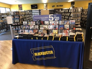 Fotografía donde se muestra la sección dedicada a las ofertas en el interior del último Blockbuster.