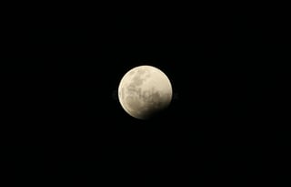 Con una duración de aproximadamente tres horas, se pudo observar en sus distintas etapas el eclipse total de Luna, también denominado 'Luna roja o de sangre', en Durango y gran parte del país, mismo que dio inició a partir de las 20:36 horas, de acuerdo con el Instituto de Astronomía de la Universidad Nacional Autónoma de México (UNAM).

