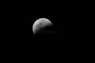 En un eclipse total de Luna, la Tierra se interpone entre el Sol y la Luna proyectando una sombra hacia nuestro satélite natural.