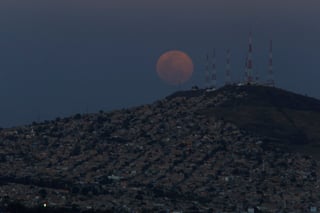 La noche de hoy 7 de abril y durante la madrugada del día 8 es visible la 'luna rosa de abril'. Dicho evento también coincide con una superluna.

Si bien el satélite no adquiere dicho color, se le conoce así porque unas flores llamadas phlox florecen a principios de la primavera.

A dicho acontecimiento también se le conoce como Luna Pascual porque se usa para calcular la fecha de la Pascua; el primer domingo después de la luna llena se celebra Pascua.
