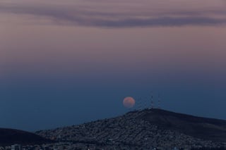  La noche de hoy 7 de abril y durante la madrugada del día 8 es visible la 'luna rosa de abril'. Dicho evento también coincide con una superluna.

Si bien el satélite no adquiere dicho color, se le conoce así porque unas flores llamadas phlox florecen a principios de la primavera.

A dicho acontecimiento también se le conoce como Luna Pascual porque se usa para calcular la fecha de la Pascua; el primer domingo después de la luna llena se celebra Pascua.