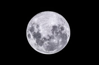  La noche de hoy 7 de abril y durante la madrugada del día 8 es visible la 'luna rosa de abril'. Dicho evento también coincide con una superluna.

Si bien el satélite no adquiere dicho color, se le conoce así porque unas flores llamadas phlox florecen a principios de la primavera.

A dicho acontecimiento también se le conoce como Luna Pascual porque se usa para calcular la fecha de la Pascua; el primer domingo después de la luna llena se celebra Pascua.