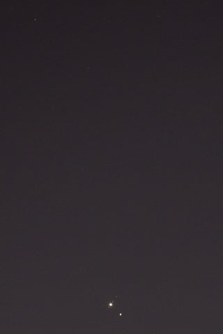 Júpiter y Saturno se alinearon en el cielo nocturno el lunes, apareciendo más cerca uno del otro de lo que han estado desde la época de Galileo en el siglo XVII. 