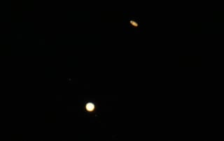 Júpiter y Saturno se alinearon en el cielo nocturno el lunes, apareciendo más cerca uno del otro de lo que han estado desde la época de Galileo en el siglo XVII. 