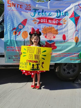 Con motivo del 'Día del niño', este 29 de abril, la sección 35 del SNTE entrego cerca de tres mil mochilas llenas de dulces y regalos para los hijos de los trabajadores de esta organización, siendo sede, por Coahuila, Torreón, San Pedro y Francisco I. madero, y por Durango, Gómez palacio y Lerdo.
