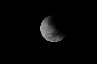 Eclipse parcial de luna visto este viernes desde San Salvador