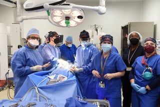La Facultad de Medicina de la Universidad de Maryland (EUA) informó este lunes que logró trasplantar un corazón de cerdo modificado genéticamente a un hombre de 57 años en una cirugía que calificó de 'histórica'.