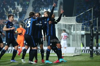 Bergamo (Italy), 10/03/2022.- Atalanta's Luis Muriel celebrates after the goal 2-1 with his teammate during the UEFA Europa League round of 16 first leg soccer match Atalanta BC vs Bayer 04 Leverkusen at the Gewiss Stadium in Bergamo, Italy, 10 March 2022. (Italia) EFE/EPA/PAOLO MAGNI