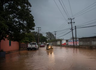 Huracán 'Agatha' se degrada a categoría 1 en Oaxaca, declaran alerta en Guerrero