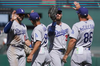 Kershaw se marcha por dolencia y Dodgers barren a Gigantes