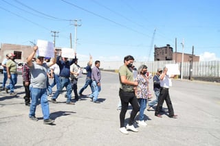 Monclova, Coahuila, 4 de agosto de 2022.-Obreros de la planta dos de Altos Hornos de México (AHMSA) de 60 o más años de edad realizaron una manifestación en las instalaciones del sindicato y una marcha hasta las siderúrgica, para exigir que se les respete el retiro voluntario.
