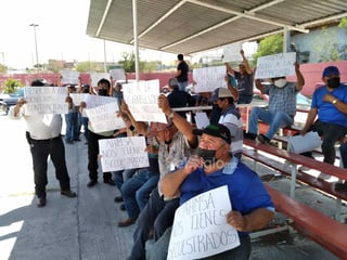 Monclova, Coahuila, 4 de agosto de 2022.-Obreros de la planta dos de Altos Hornos de México (AHMSA) de 60 o más años de edad realizaron una manifestación en las instalaciones del sindicato y una marcha hasta las siderúrgica, para exigir que se les respete el retiro voluntario.
