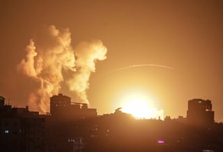 Bombardeos de Israel dejan al menos 10 muertos y más de 70 heridos en Gaza, fuerzas palestinas lanzan cohetes
