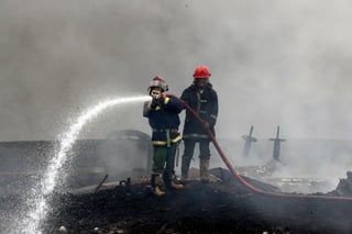 Amaina incendio de depósitos de combustible en Cuba