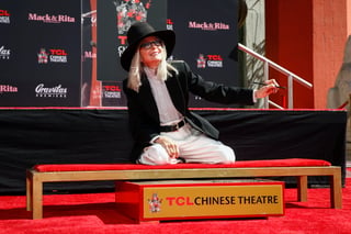 Leyenda del cine Diane Keaton inmortaliza sus huellas en el famoso Teatro Chino de Hollywood