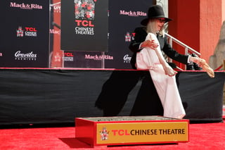 Leyenda del cine Diane Keaton inmortaliza sus huellas en el famoso Teatro Chino de Hollywood