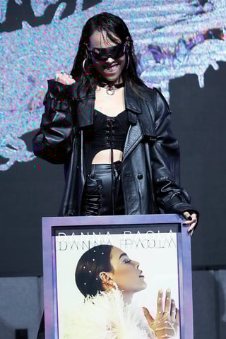 MEX2366. CIUDAD DE MÉXICO (MÉXICO), 25/08/2022.- La cantante mexicana, Danna Paola, posa para fotos hoy, junto a su disco de diamante en Ciudad de México (México). La cantante mexicana Danna Paola lanzó este jueves el videoclip de su sencillo 'XT4S1S' (éxtasis), al que considera un 'parteaguas' en su carrera porque lo produjo y compuso, además de alejarla del género urbano para experimentar con electropop. EFE/Mario Guzmán
MEX2366. CIUDAD DE MÉXICO (MÉXICO), 25/08/2022.- La cantante mexicana, Danna Paola, posa para fotos hoy, junto a su disco de diamante en Ciudad de México (México). La cantante mexicana Danna Paola lanzó este jueves el videoclip de su sencillo 'XT4S1S' (éxtasis), al que considera un 'parteaguas' en su carrera porque lo produjo y compuso, además de alejarla del género urbano para experimentar con electropop. EFE/Mario Guzmán