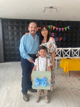 Jorge con sus abuelos Luis y Olivia.