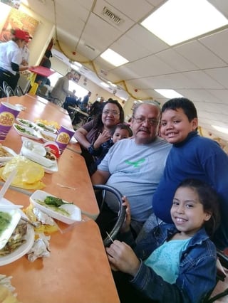 Eduardo, Danna y Yazmín, compartiendo con sus abuelos.