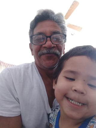 Ale nos deja esta imagen de su hijo y su abuelito.