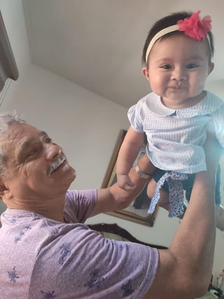 Romina, muy contenta con su abuelito Juan.