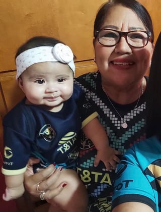 Romina, encantada con su abuelita Zapopan.