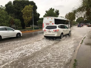 Automovilistas se vieron afectados en Torreón.