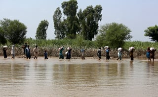 Rescatan a personas atrapadas por inundaciones en Pakistán, cientos han muerto desde junio