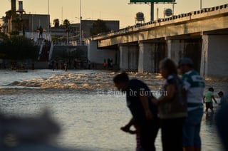 Laguneros mantienen alegría por avenida del río Nazas
