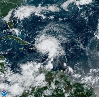 USA071. MIAMI (FL, EEUU), 19/09/2022.- Imagen satelital cedida hoy por la Oficina Nacional de Administración Oceánica y Atmosférica de Estados Unidos (NOAA), a través del Centro Nacional de Huracanes (NHC), donde se muestra la localización del huracán Fiona en el Atlántico. El huracán Fiona, que desde el domingo ha causado daños catastróficos en Puerto Rico, azota ahora República Dominicana, donde tocó tierra esta madrugada, antes de alcanzar categoría de ciclón mayor el miércoles. EFE/NOAA-NHC /SOLO USO EDITORIAL /NO VENTAS /SOLO DISPONIBLE PARA ILUSTRAR LA NOTICIA QUE ACOMPAÑA /CRÉDITO OBLIGATORIO
