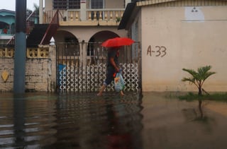 Se queda Puerto Rico sin agua ni luz por huracán 'Fiona'