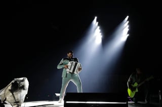 Grupo Firme canta ante miles en el Zócalo de la CDMX