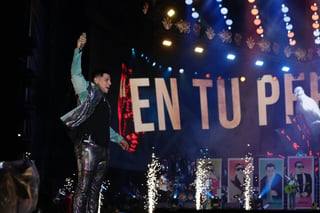 Grupo Firme canta ante miles en el Zócalo de la CDMX