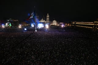 Grupo Firme canta ante miles en el Zócalo de la CDMX