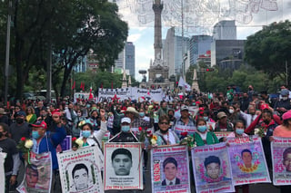Marchan en CDMX a 8 años del caso Ayotzinapa