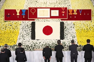 Divide funeral de Shinzo Abe a Japón
