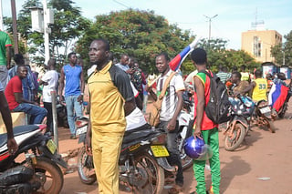 Ougadougou (Burkina Faso), 30/09/2022.- People gather on a street in Ouagadougou, Burkina Faso, 30 September 2022. Gunshots have been heard near the presidential palace in Ouagadougou with what some residents claim to be an alleged coup attempt. Access has been blocked by the military to some government buildings including the national assembly and the national broadcaster. In January 2022 the current head of state, Lt-Col Paul-Henri Damiba, ousted President Roch Kabore through a coup. Lieutenant Colonel Paul-Henri Damiba has called for calm. (Golpe de Estado) EFE/EPA/ASSANE OUEDRAOGO

