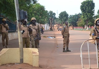 Ougadougou (Burkina Faso), 30/09/2022.- Burkina Faso military close a street in Ouagadougou, Burkina Faso, 30 September 2022. Gunshots have been heard near the presidential palace in Ouagadougou with what some residents claim to be an alleged coup attempt. Access has been blocked by the military to some government buildings including the national assembly and the national broadcaster. In January 2022 the current head of state, Lt-Col Paul-Henri Damiba, ousted President Roch Kabore through a coup. Lieutenant Colonel Paul-Henri Damiba has called for calm. (Golpe de Estado) EFE/EPA/ASSANE OUEDRAOGO
